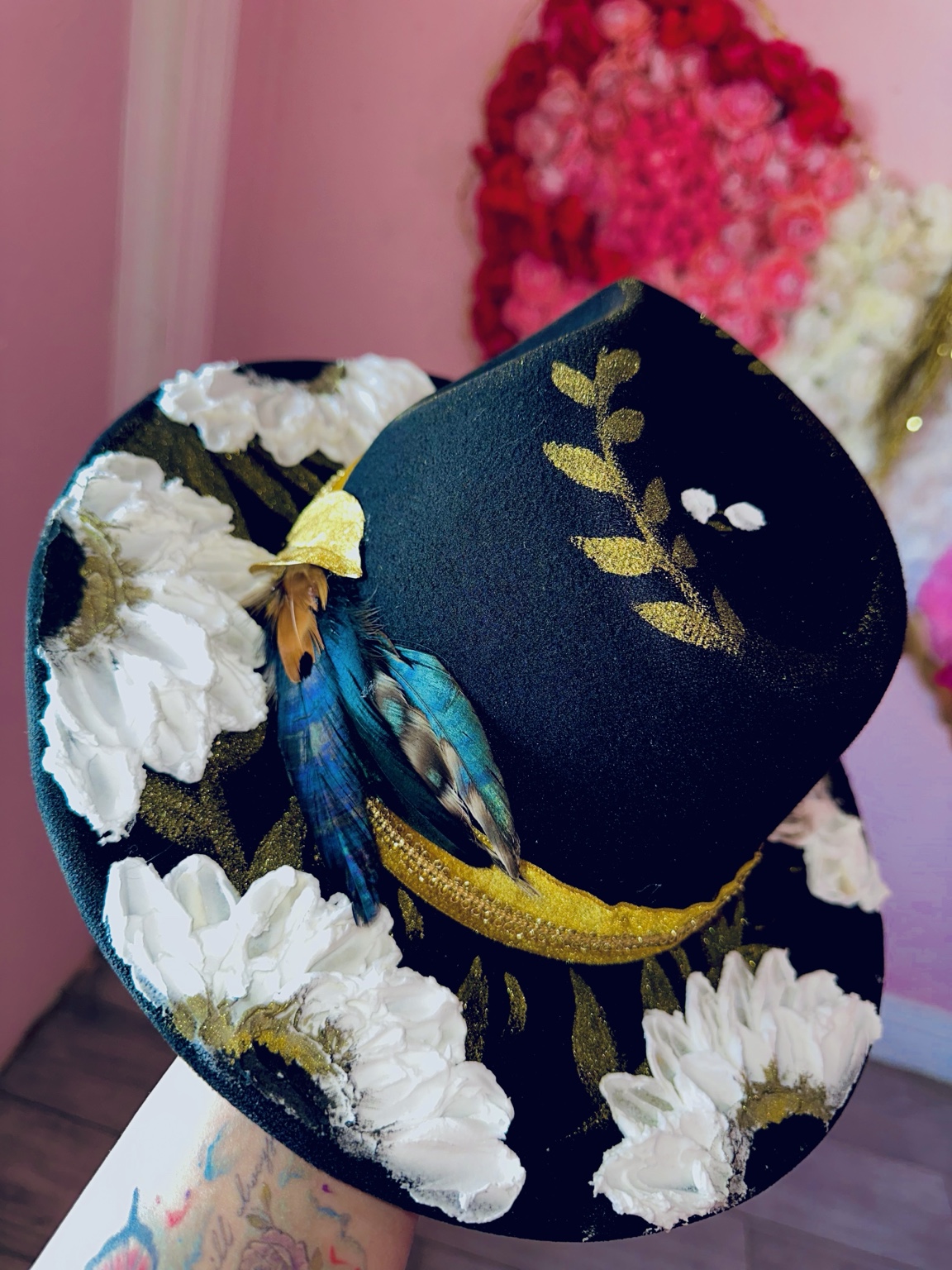 Sombrero azul con flores blancas y aves pintadas