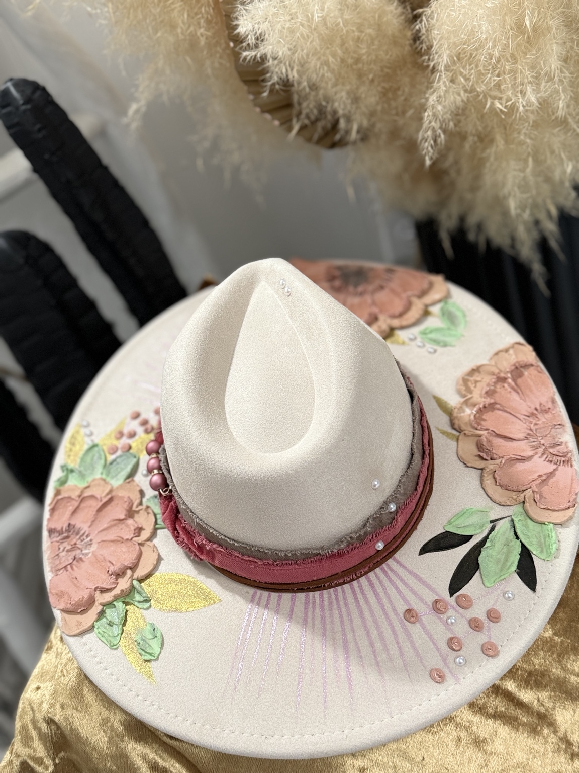 Sombrero claro con flores rosas pintadas a mano