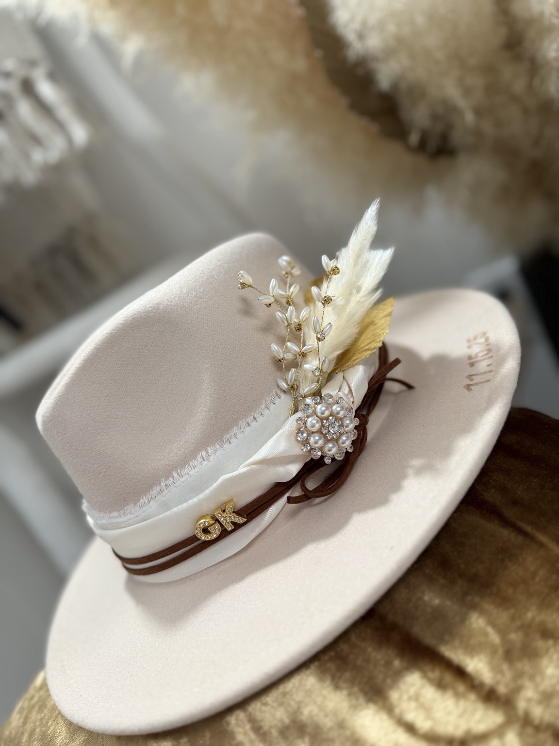 Sombrero blanco con flores y tocado delicado