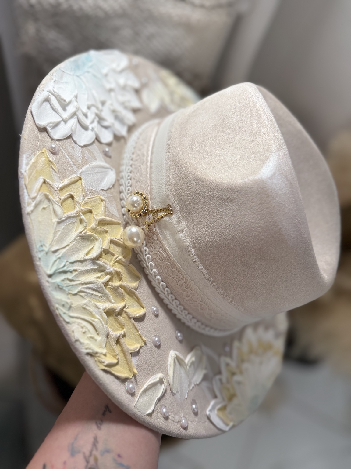 Sombrero claro con relieves florales pintados