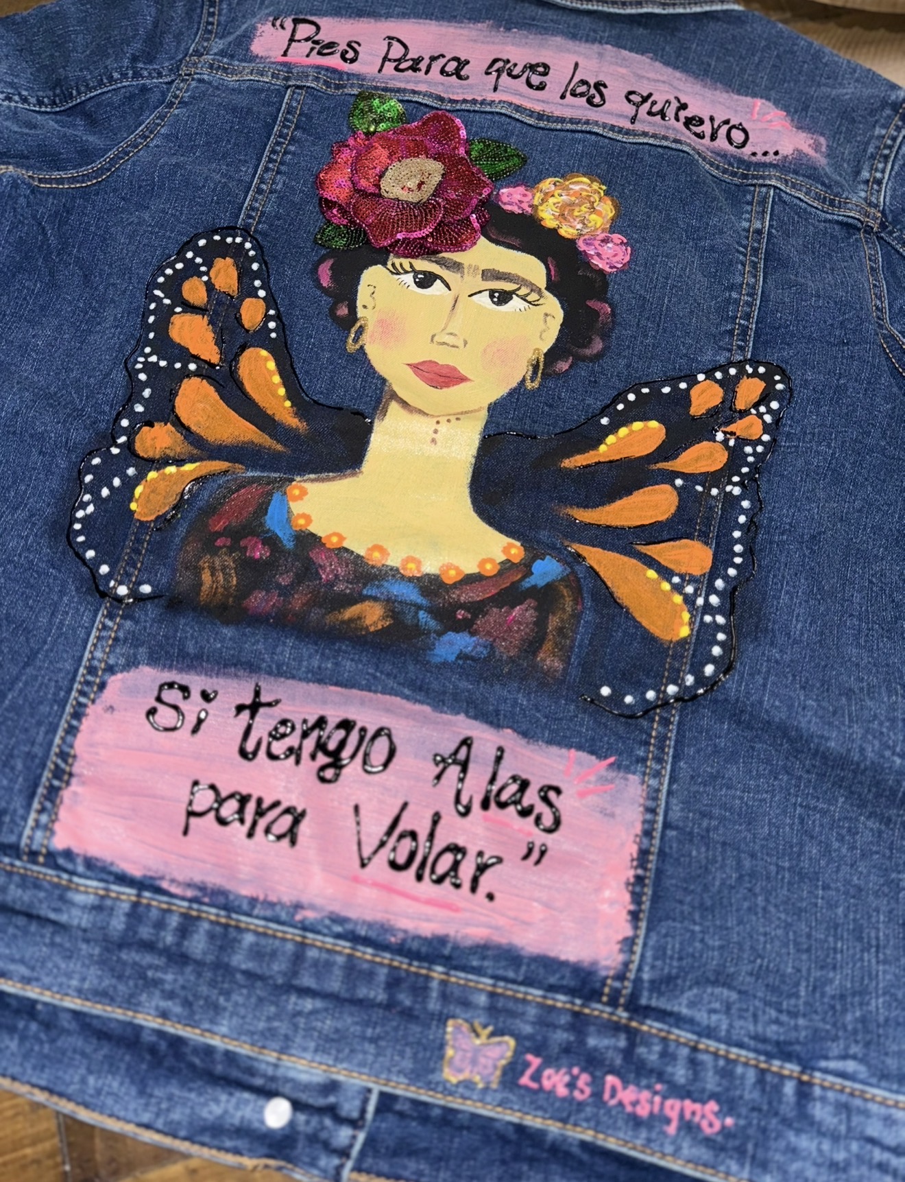 Chamarra de mezclilla con retrato y alas de mariposa