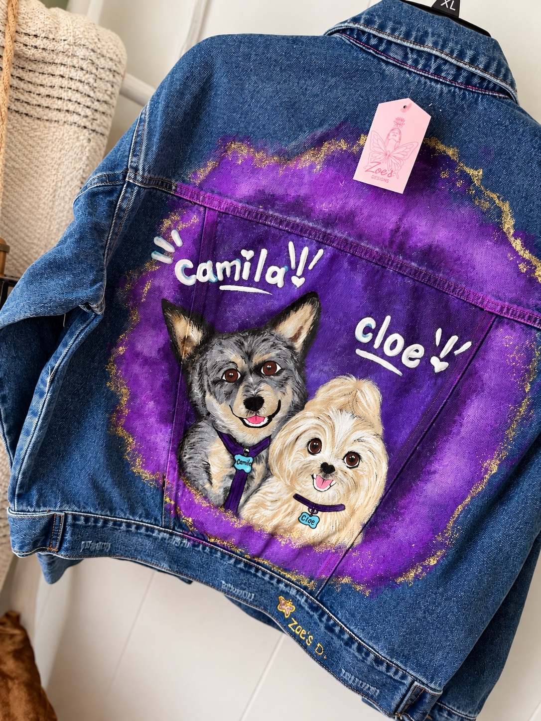 Chamarra de mezclilla pintada con los retratos de dos perritos